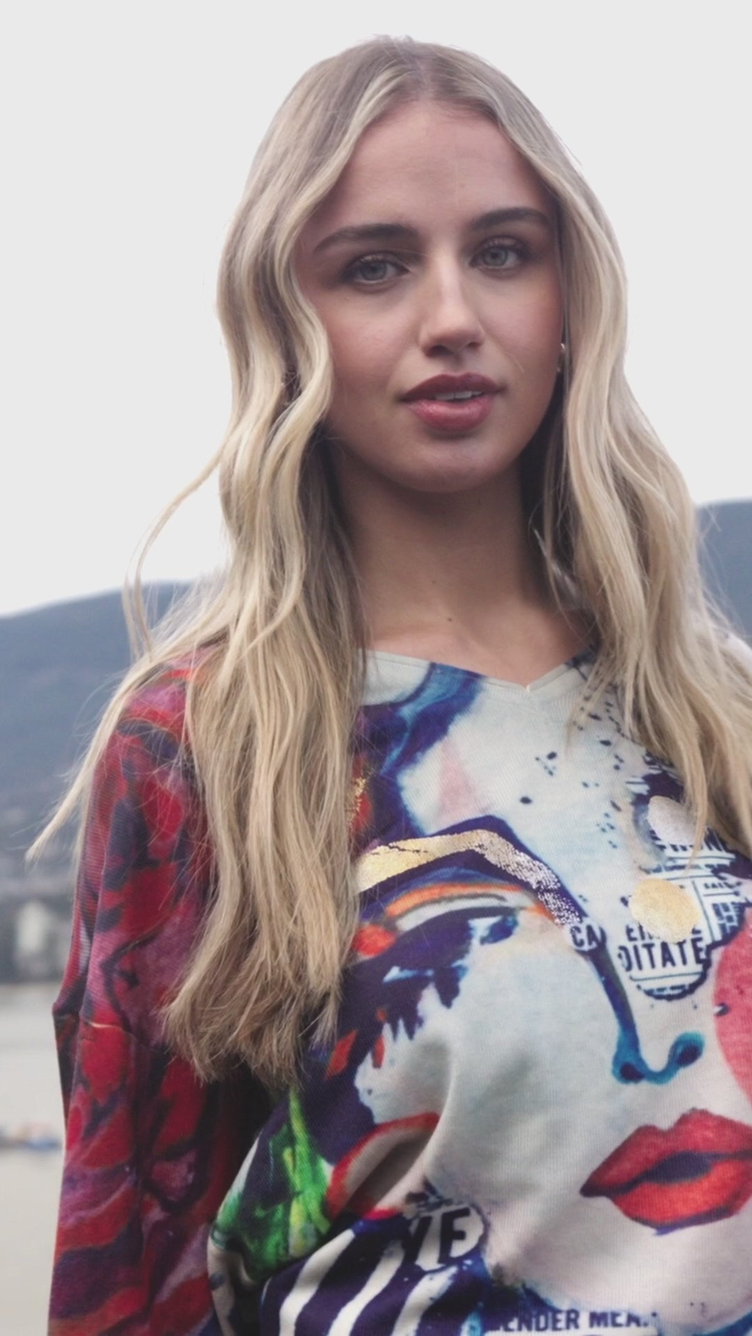 Haut à col en V imprimé artistique