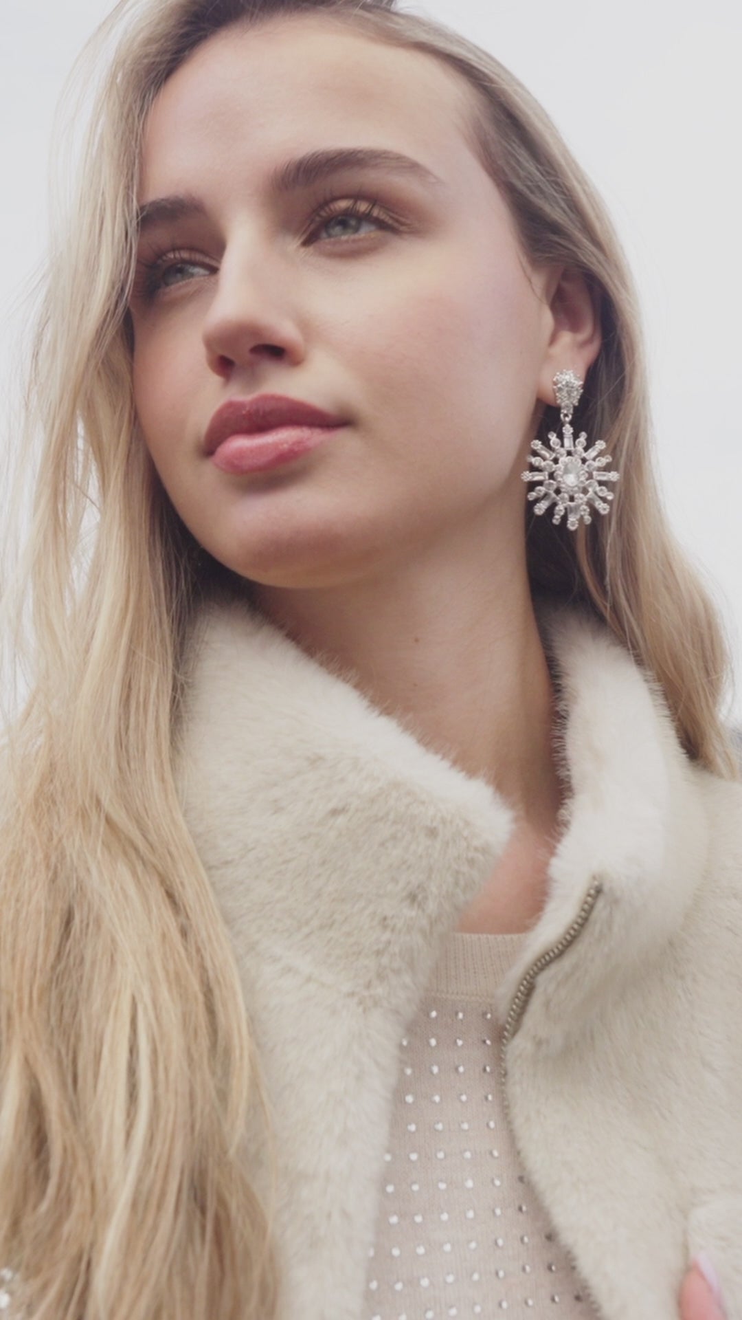 Veste en fausse fourrure avec boutons en cristal